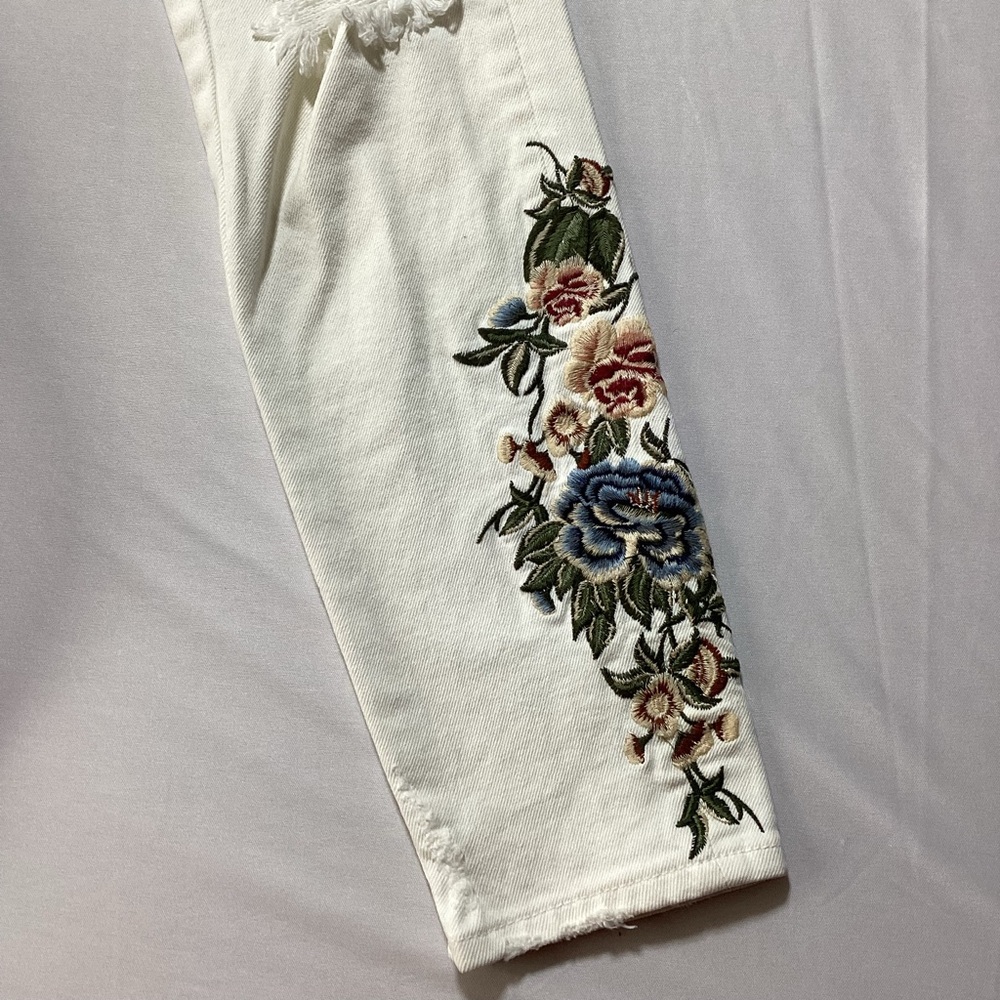DRIFTWOOD Gizelle White Distressed Jeans with Floral Embroidery - Picture 4 of 15